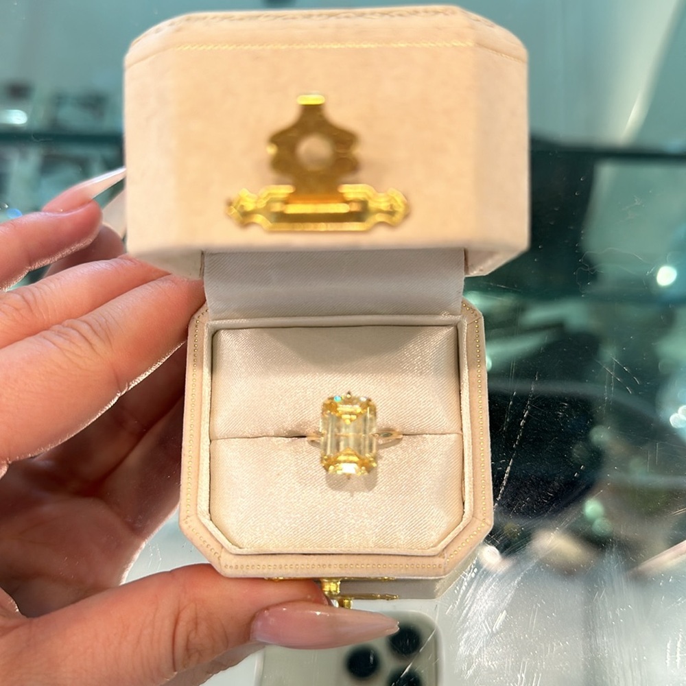 14K Gold Ring with Yellow Gemstone - Picture 3 of 6